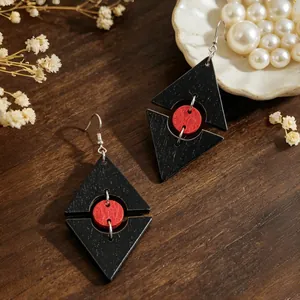 Orecchini geometrici in legno fatti a mano con un elegante design bicolore rosso e nero