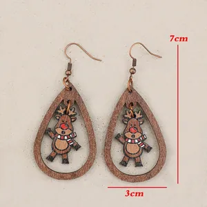Dettaglio orecchini a goccia in legno con renna di Natale di 7cm x 3cm per donna