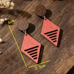Orecchini geometrici in legno bohémien con design a rombi traforati a doppio strato