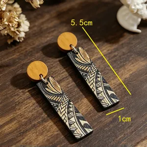 Dettaglio ravvicinato di orecchini tribali in legno vintage con misura di 5,5 cm
