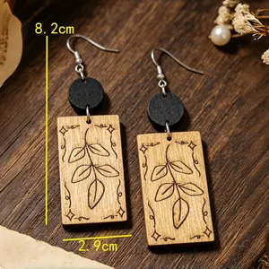 Detalle de los pendientes vintage de madera con estampado de hojas y medidas 8,2x2,9 cm