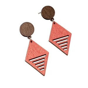 Orecchini geometrici in legno bohémien con design a rombo traforato in colori a contrasto