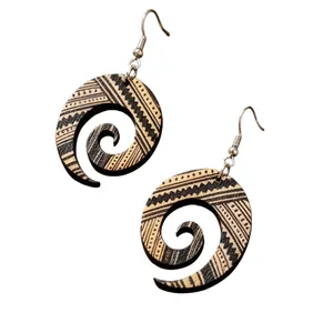 Pendientes bohemios tribales de madera en espiral con patrones sobre fondo blanco