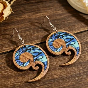 Dettaglio orecchini in legno a spirale con stampa conchiglia abalone blu vintage