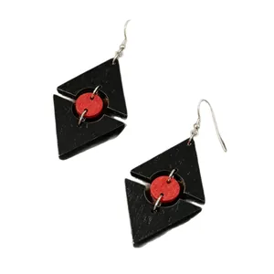 Eleganti orecchini geometrici a rombo in legno rosso e nero con un disco centrale mobile