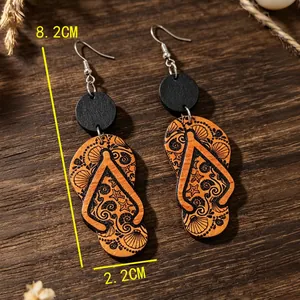 Vista detallada de pendientes de madera con forma de chancla y motivos playeros vintage