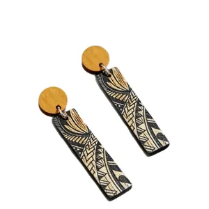 Orecchini pendenti in legno con motivo tribale e stile geometrico hawaiano chic