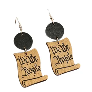 Eleganti orecchini retrò in legno a forma di pergamena con incisione We the People.