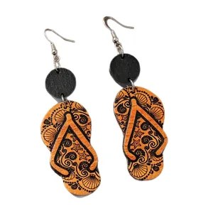 Pendientes bohemios de madera con forma de chancla y motivos de conchas y estrellas