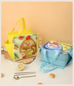 Insulated lunch bag size detail with 22.5cm height and 13cm width dimensions