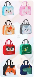 Detailweergave van acht geïsoleerde lunchtassen met cartoon dieren