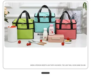 Drie kleuren grote geïsoleerde lunchtassen met picknick rekwisieten.