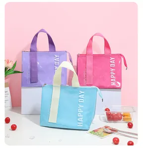 Detailopname van paarse, roze en blauwe geïsoleerde lunchtassen in een lichte setting.