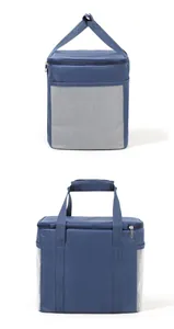 Dettaglio di borsa termica blu grande con tasca a rete e robusti manici per il pranzo