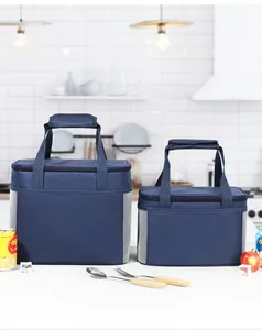 Primo piano di due dimensioni di borse termiche blu scuro in un ambiente di cucina