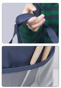 Dettaglio della comoda maniglia imbottita e della tasca laterale a rete di questa borsa pranzo