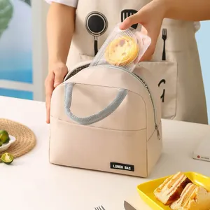 Minimalistische beige geïsoleerde lunchtas met een handvat en handig voorvakje