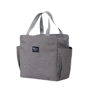 Bolsa de almuerzo aislada de tela Oxford gris con asas y prácticos bolsillos laterales