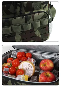 Nahaufnahme der isolierten Camouflage-Picknicktasche mit Eiswürfeln und Früchten.