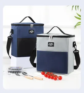 Deux sacs à déjeuner isothermes portables pour le camping et l'école avec bandoulières.