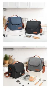 Sacs à lunch isothermes en plusieurs couleurs présentés dans un décor de cuisine pro