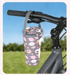 Isolierte Cartoon-Becherhülle mit Schafmuster, die im Freien am Fahrradlenker hängt
