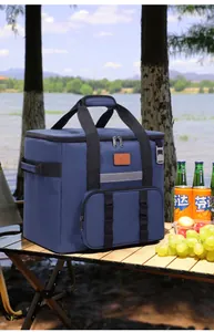 Große blaue Kühltasche für Picknick und Camping am See zur praktischen Aufbewahrung