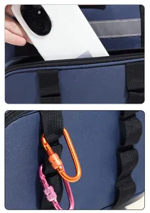Detailansicht der Outdoor-Picknick-Kühltasche mit Handytasche und Zubehörschlaufen