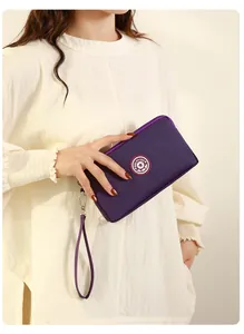 Vue détaillée de la pochette minimaliste en nylon violet avec une dragonne pratique