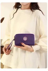 Gros plan d'une pochette violette élégante avec une dragonne pratique