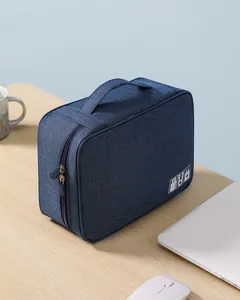 Primer plano de una bolsa organizadora electrónica azul en un escritorio de madera