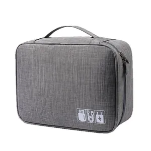 Bolsa de almacenamiento gris para accesorios electrónicos y cables de carga de viaje.