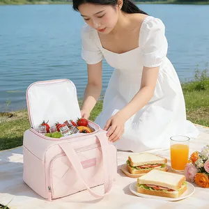 Grote roze gewatteerde koeltas voor lunch en picknick voor dames in de buitenlucht