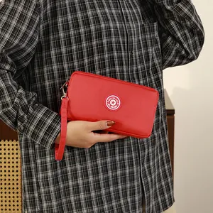 Grande pochette portefeuille rouge pour femme en nylon avec dragonne amovible pratique