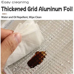 Thickened checkered aluminum foil lining for lunch bags, water and oil resistant easy cleaning.