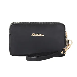 Cartera de mano negra para smartphone con cremallera y logo dorado