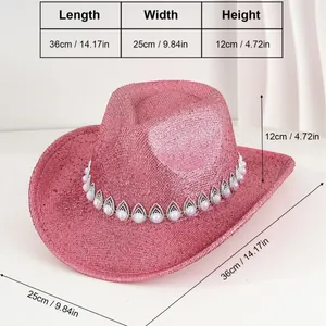Vista detallada del sombrero de vaquero rosa con decoración de perlas y pedrería