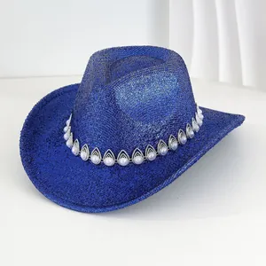 Primer plano de un sombrero de vaquero azul brillante con banda decorativa de perlas.