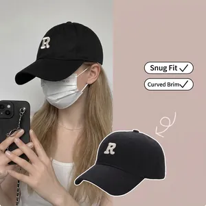 Primo piano del cappello da baseball nero con logo a lettera R ricamato bianco e visiera curva