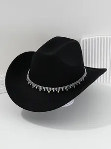 Dettaglio di un cappello da cowboy nero con eleganti decorazioni di nappe in strass lucidi