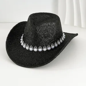 Vista detallada del sombrero de vaquero negro brillante con elegante banda de perlas