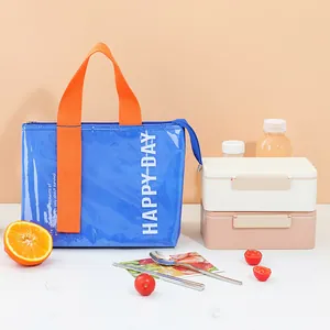 Blauwe koeltas met oranje handvaten, grote capaciteit voor picknick, school of kantoor.