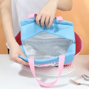 Borsa termica per il pranzo con fodera in alluminio e manici rosa.