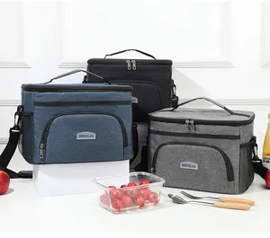 Detailweergave van grote kationische geïsoleerde lunchtassen in drie kleuren met voedsel