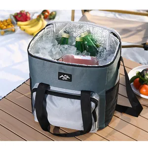 Vista dettagliata della grande borsa termica da picnic con ghiaccio e bevande sul tavolo