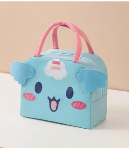 Gros plan d'un sac isotherme bleu avec des expressions faciales mignonnes et des ailes