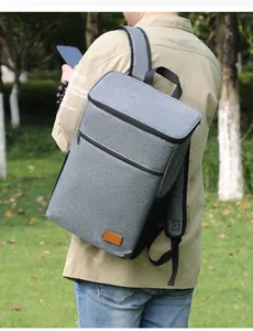 Detailweergave van een grijze geïsoleerde picknickrugzak gedragen door een model buiten