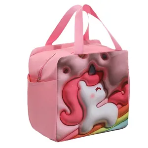 Rosa isolierte 3D Einhorn-Lunchtasche mit Seitentaschen und bunten Regenbogen-Details