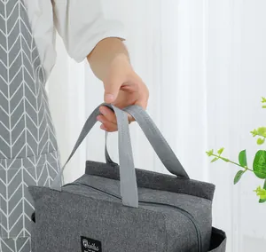 Detailansicht einer grauen Isoliertasche mit bequemen gewebten Tragegriffen.
