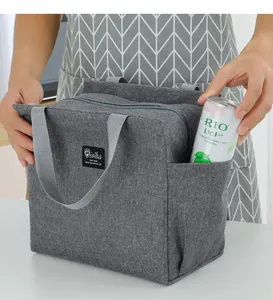 Detail der Seitentasche der großen grauen isolierten Lunchtasche mit einer Getränkedose
